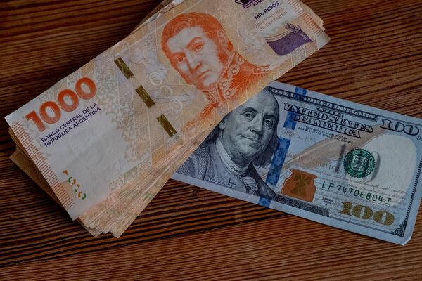Argentine Peso to Keep Weakening If Dollarization Looks Likely