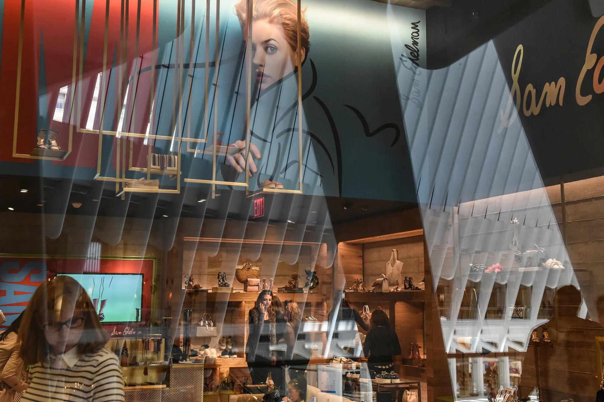 Shoppers browse shoes at a Sam Edelman store inside the Oculus shopping mall in New York, U.S., on Thursday, April 13, 2017. Bloomberg is scheduled to release U.S. weekly consumer comfort figures on April 27.
