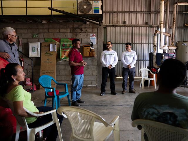 Dimitra representatives speak with members of Comisuyl.
