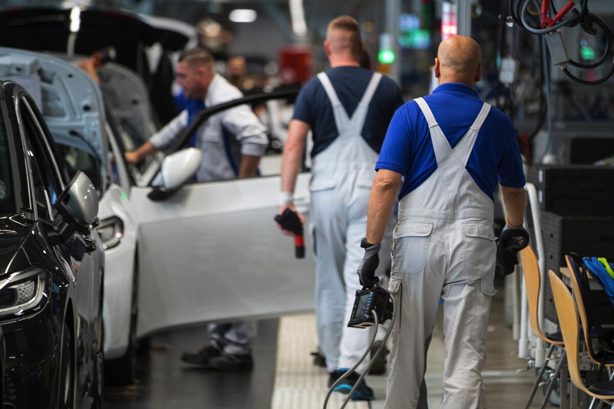 German Industrial Slump Deepens With Halt in Auto Production