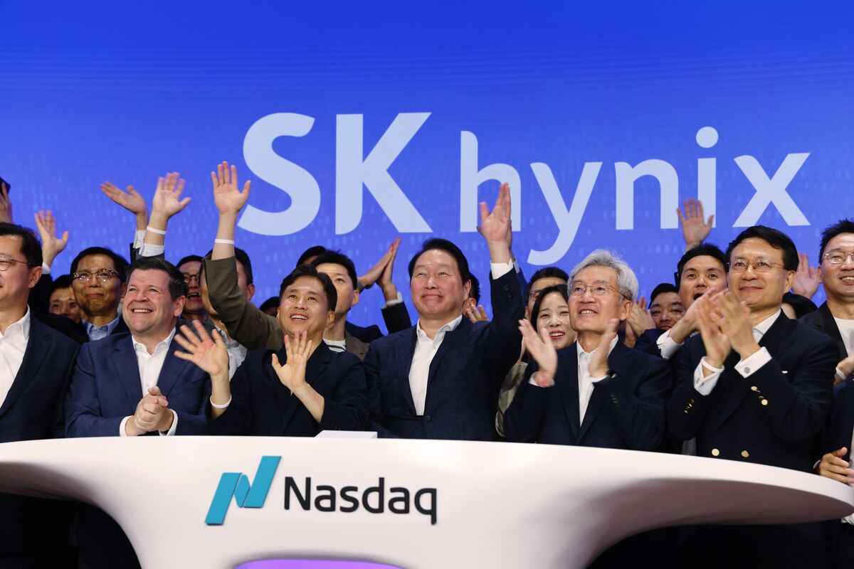 SK Hynix Shares Drop in Seoul After Much-Hyped US Trading Debut - Bloomberg.com