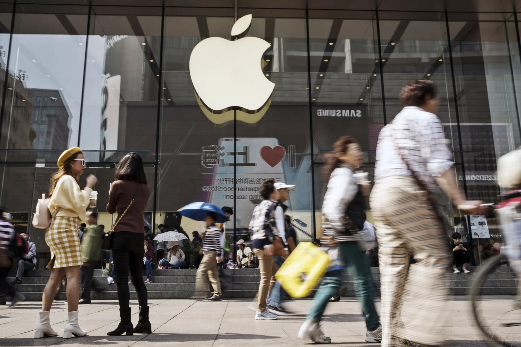 Apple Stores In Shanghai As U.S. Hikes Tariffs With China Talks Poised for Second Day
