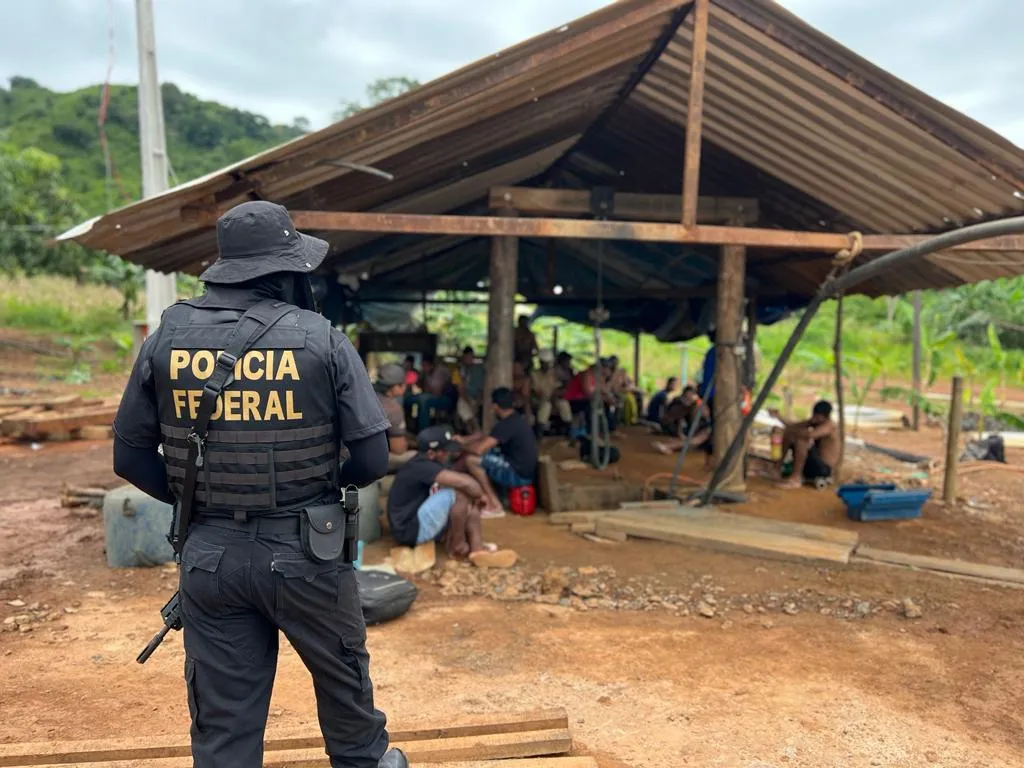 Desmantelamiento de áreas de minería ilegal de cobre en Canaã dos Carajás, norte de Brasil.