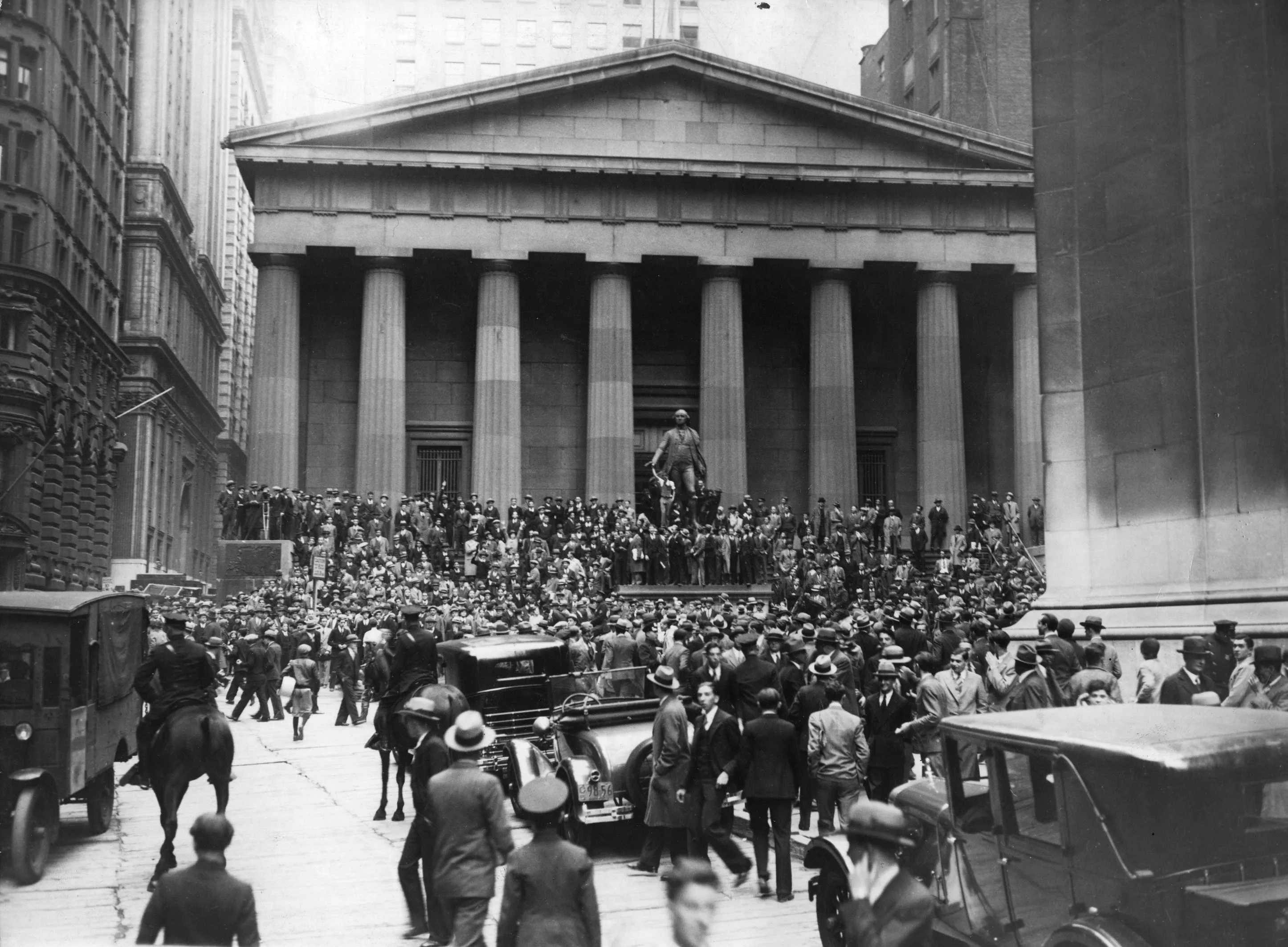 People gather outside the&nbsp;Sub-Treasury Building in New York City (now Federal Hall National Memorial) in November 1929.&nbsp;&nbsp;