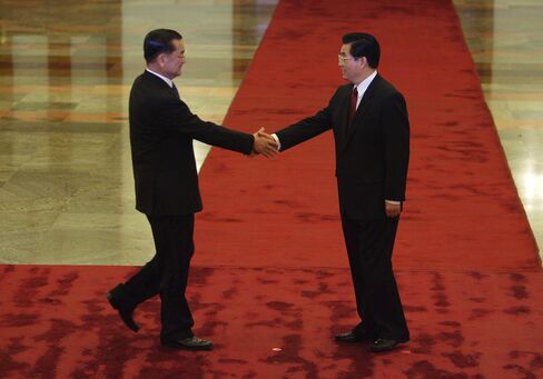 Lien Chan meets Hu Jintao in 2005