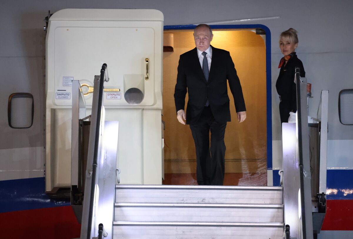 Putin Lands in India for BRICS Summit Shaped by Wars, Tariffs