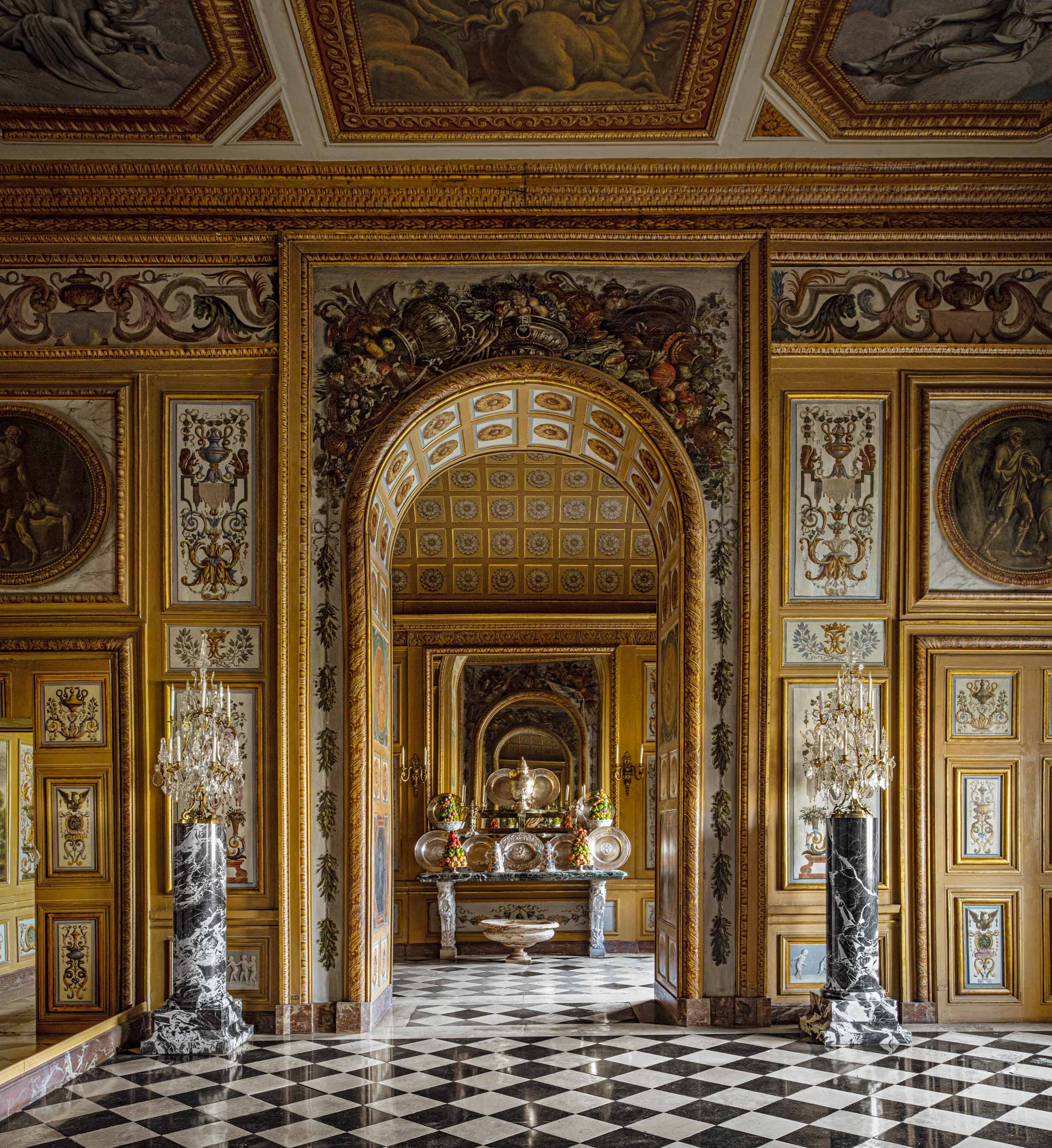 Vaux-le-Vicomte: Halfway Between the Public