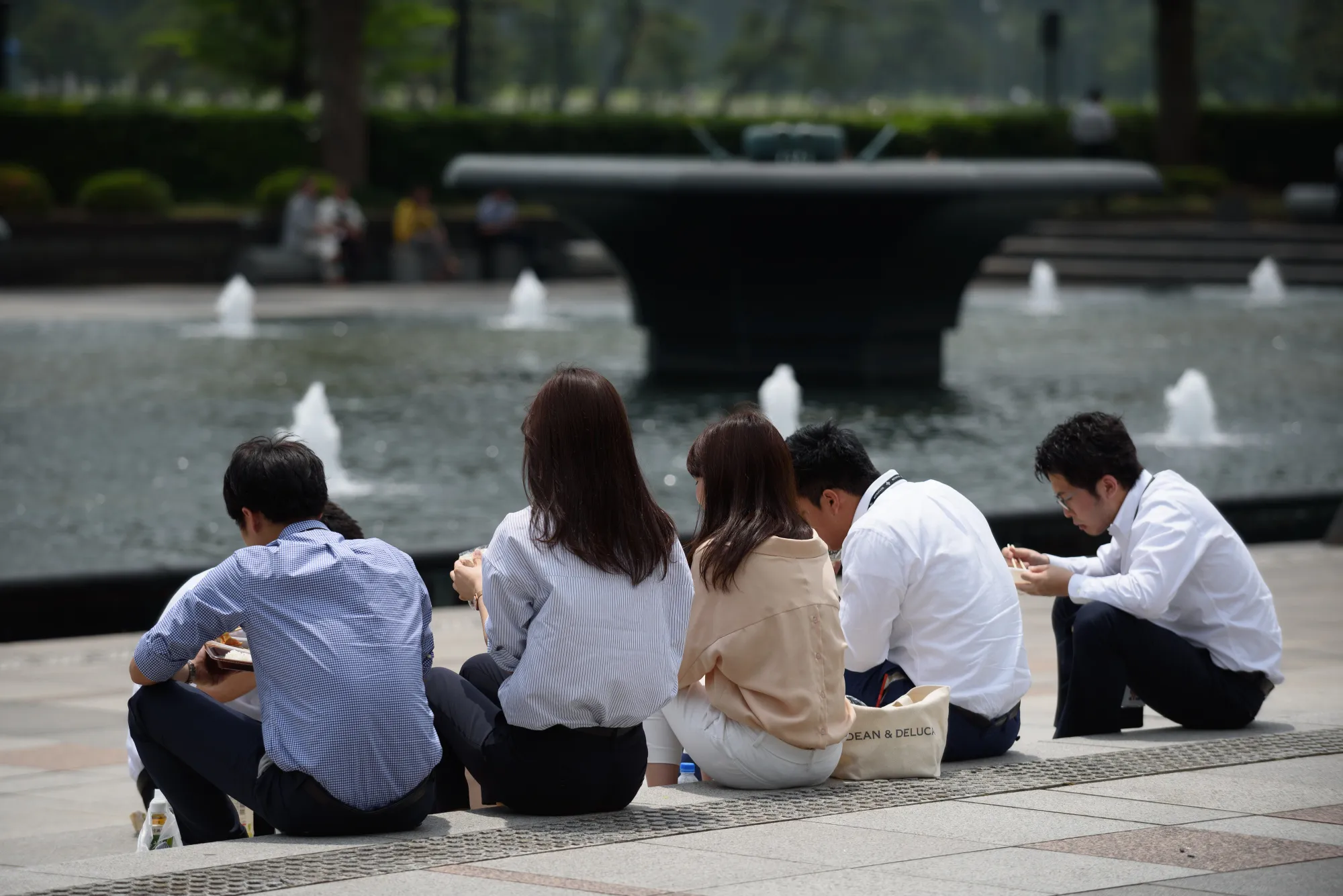 若者の憂うつ、不安胸に将来負担に身構える－日本のミレニアル世代 - Bloomberg