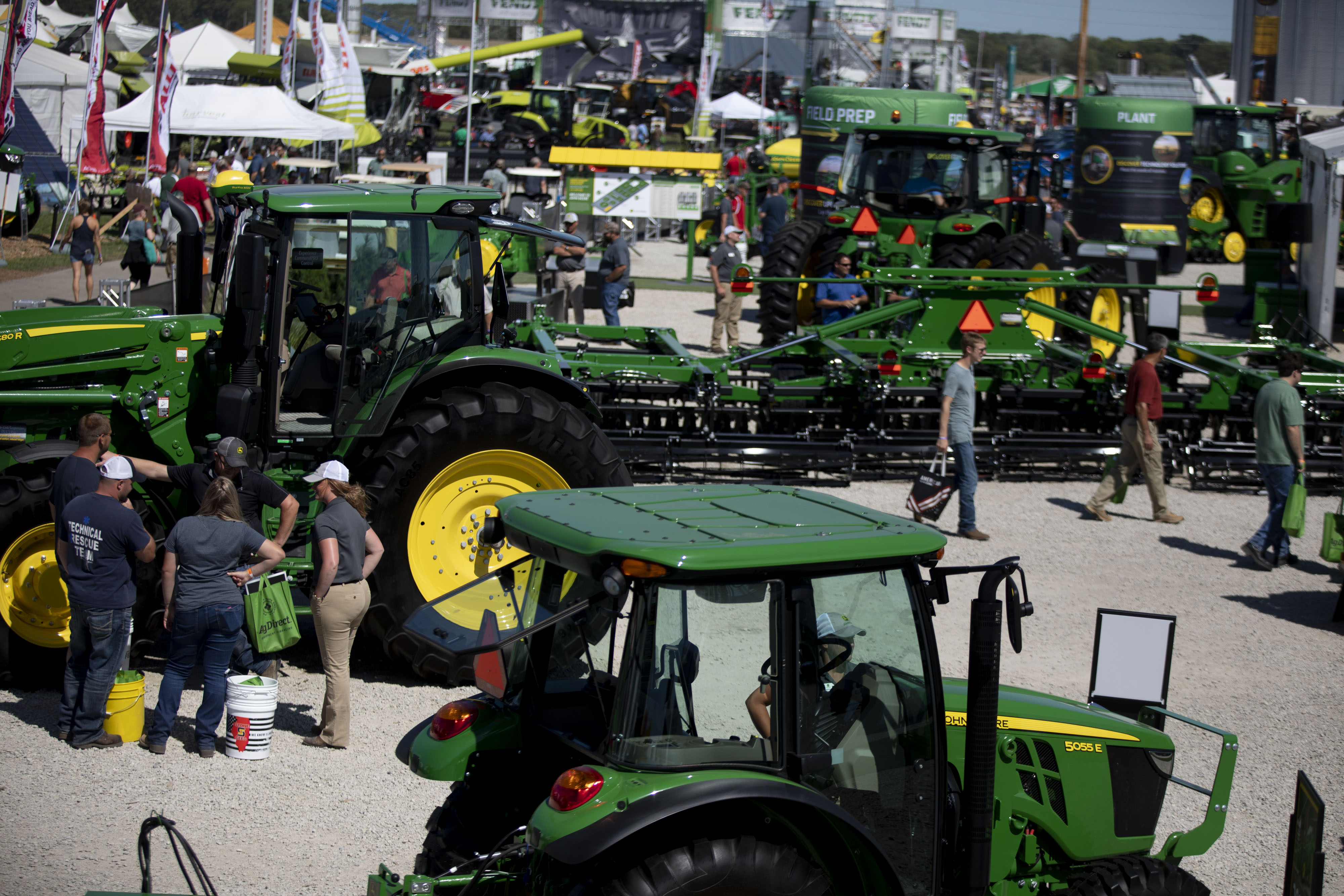 Deere Promotes May to CEO as Tractor Giant Battles Farm Woes - Bloomberg