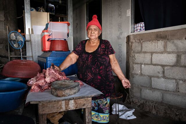 María Orbelina prepares ribs at her barbecue restaurant in La Unión.