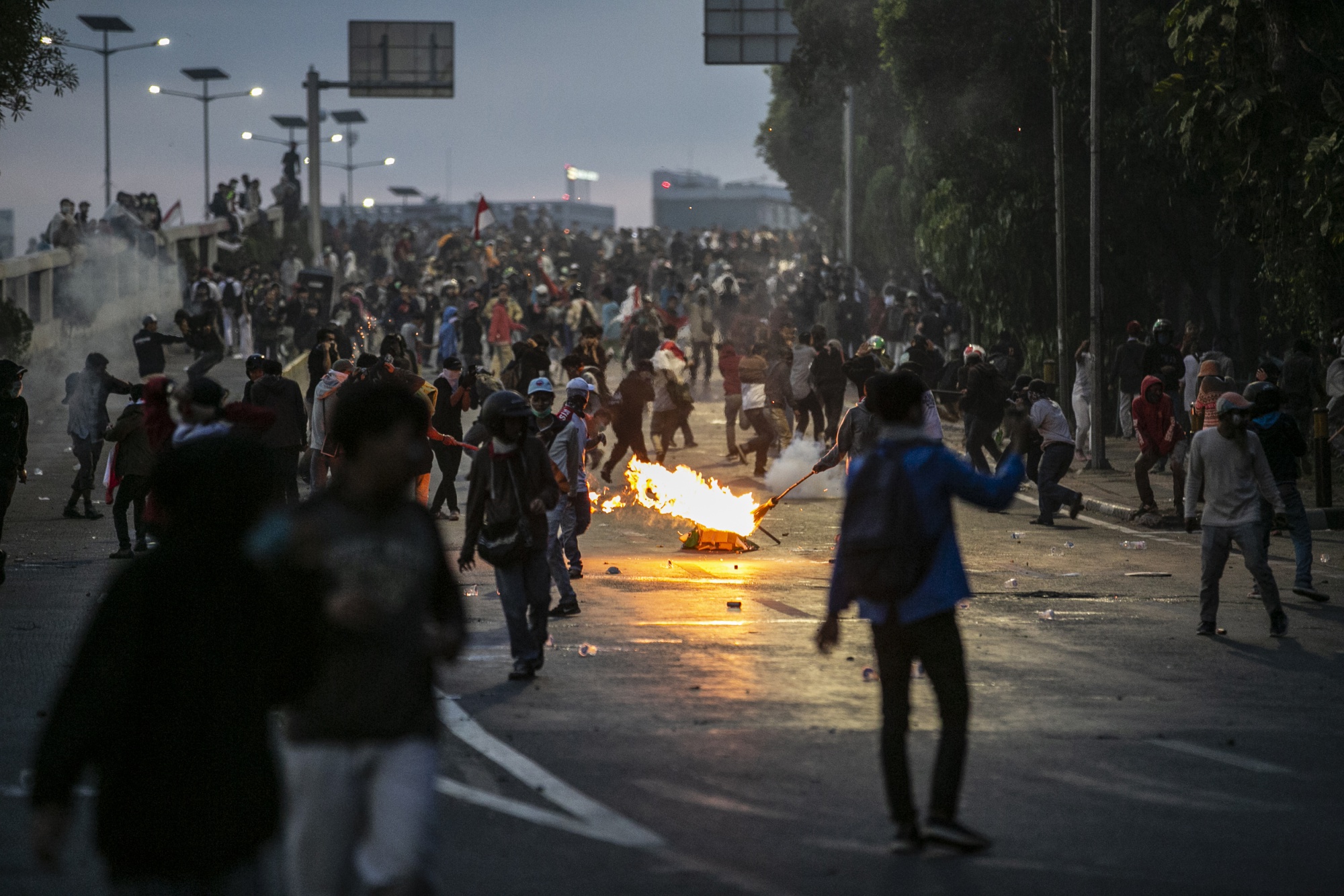 Indonesia Riot Police, Student Protesters Clash Over Law - Bloomberg