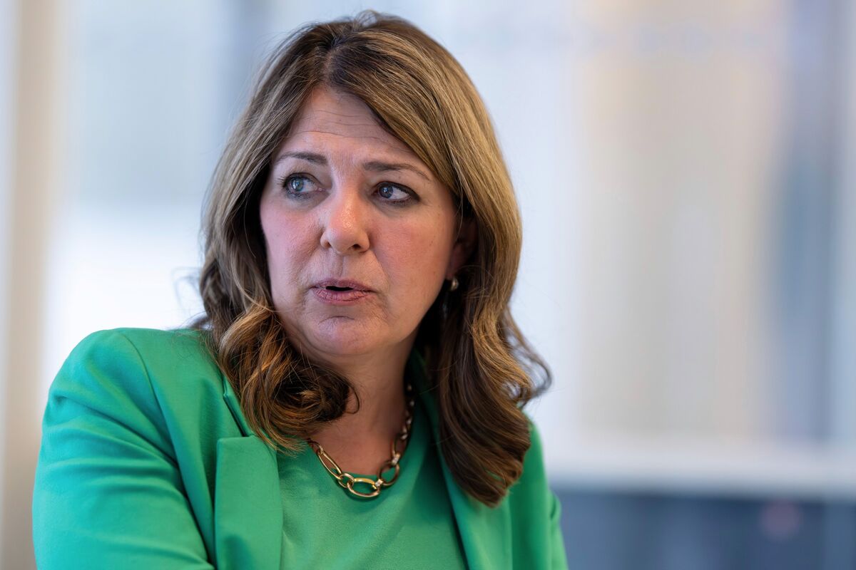 bloomberg.com - Robert Tuttle - Pipelines Get Pinched as Alberta Keeps Pumping Out More Oil