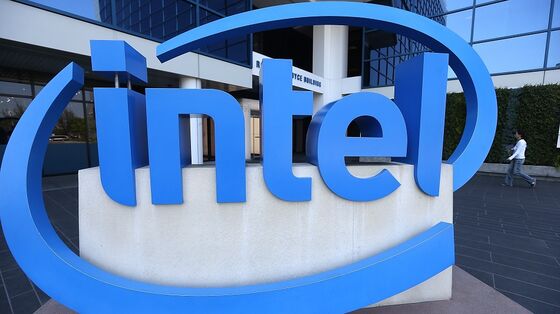Intel Dodges Wall Street Critics on Tough Earnings Call