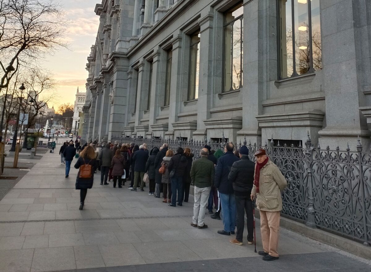 Madrid, Spain. 28th May, 2022. Pedestrians walk past the Spanish