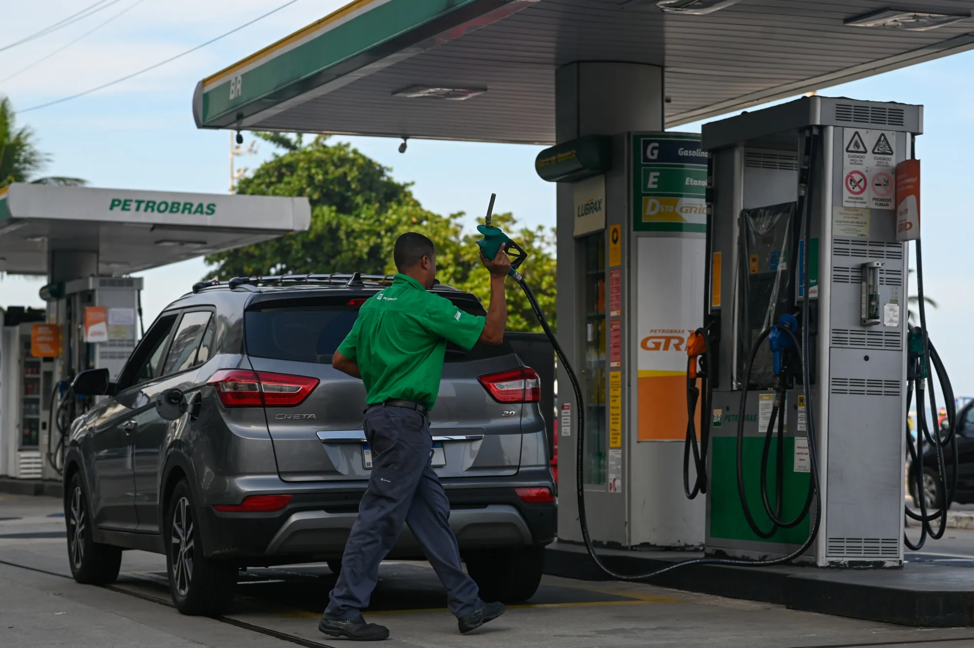 A&nbsp;Petrobras&nbsp;gas station in Rio de Janeiro.