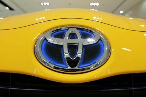 Toyota Outsold by GM Underlines Long-Term Demand Slump in Japan