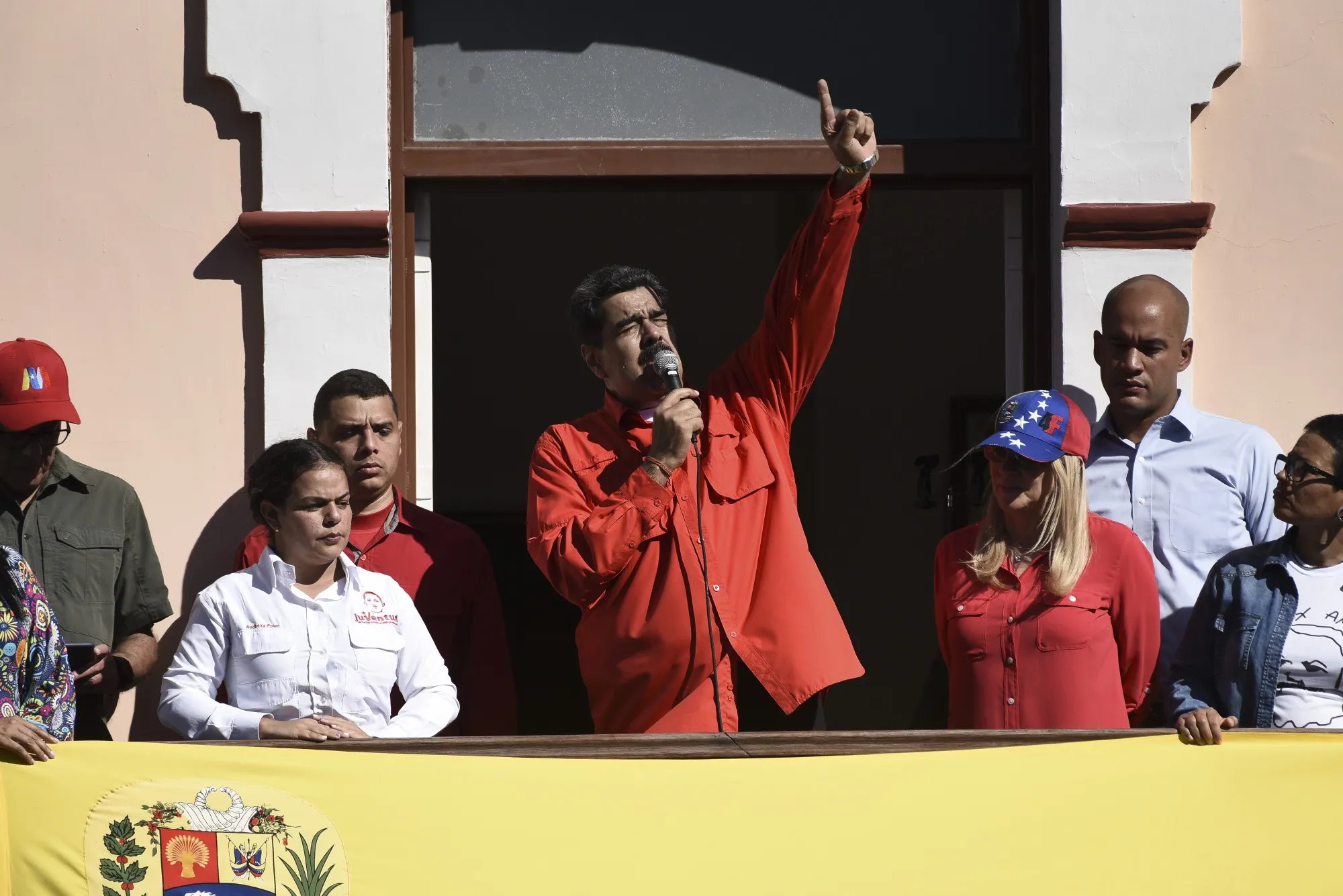 El presidente Maduro permite la dolarización, lo que ayuda a aumentar los ingresos del Gobierno en un momento en que las reservas extranjeras están en un mínimo de 30 años.