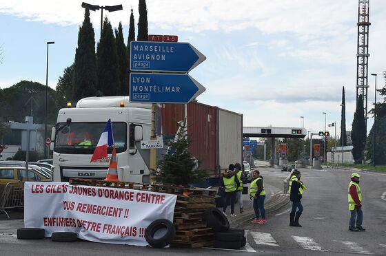 French ‘Yellow Vests’ to Continue Protests Despite Macron Plea