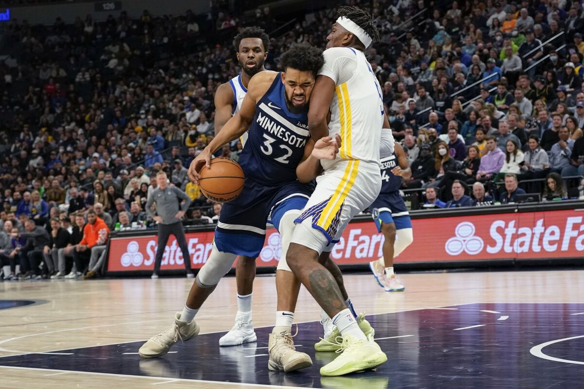 Towns Has 39 Points as Wolves Surge Past Warriors 129-114 - Bloomberg