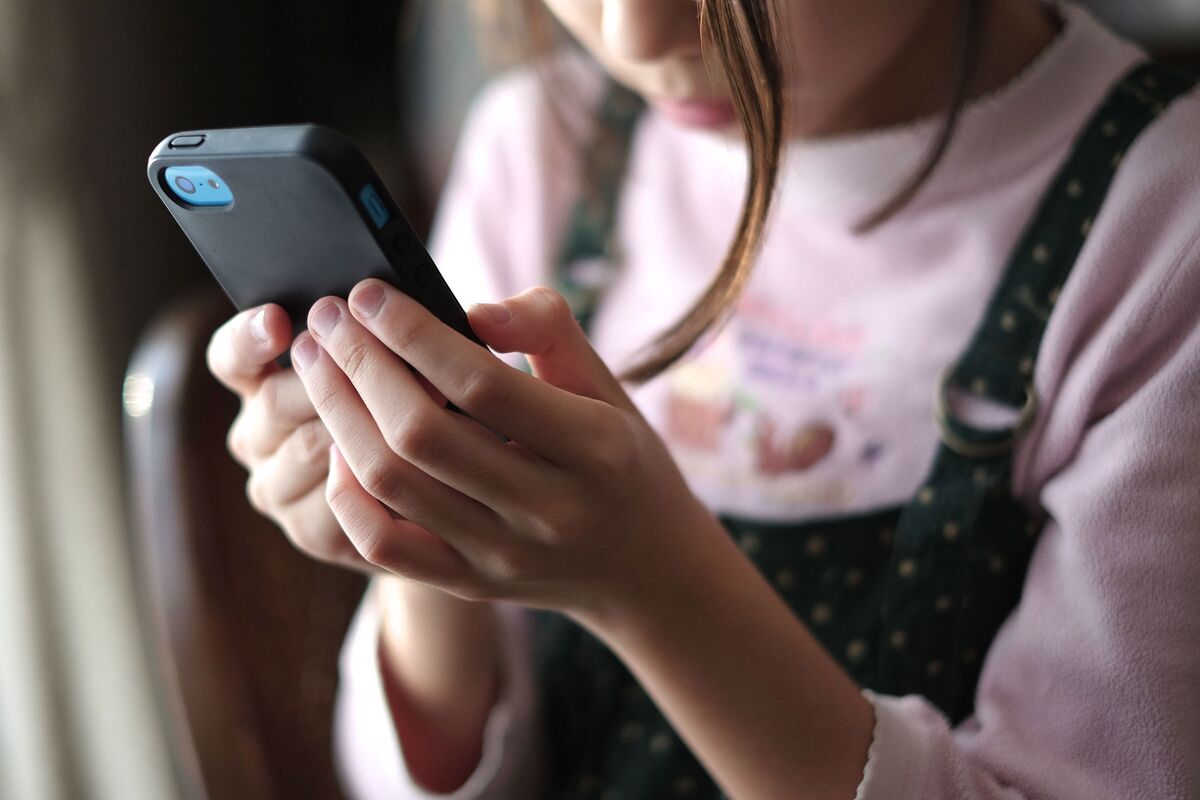 France, Spain, Greece Push for Age Restrictions on X, Facebook ...