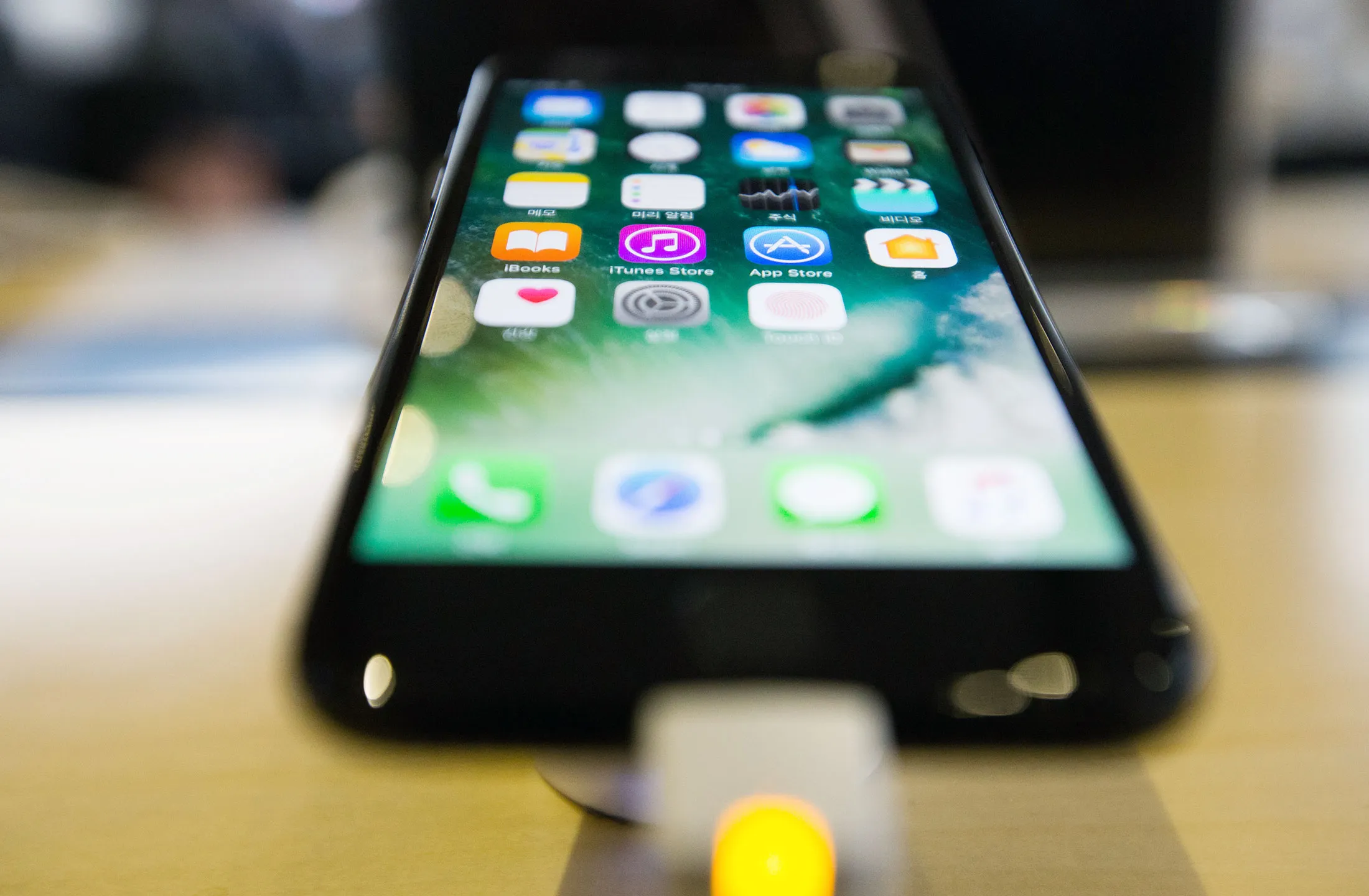 An Apple Inc. iPhone 7 stands on display at KT Corp.'s Olleh Square flagship store in Seoul, South Korea, on Friday, Oct. 21, 2016. Samsung Electronics Co. will be without its highest-end Galaxy Note 7 smartphone that was supposed to compete against Apple's iPhones and other premium devices during the holiday shopping season.
