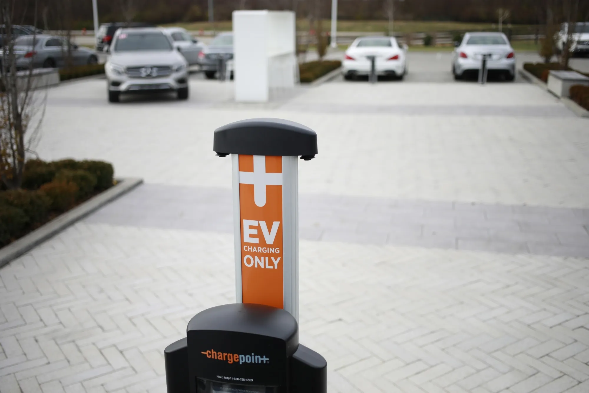 A ChargePoint electric vehicle (EV) charging station at the Mercedes-Benz of Louisville dealership in Louisville, Kentucky, U.S.&nbsp;A&nbsp;Mercedes-Benz Group AG&nbsp;subsidiary that focuses on electric vehicle battery storage has reached an agreement with a Canadian startup to repurpose partly-spent EV batteries.