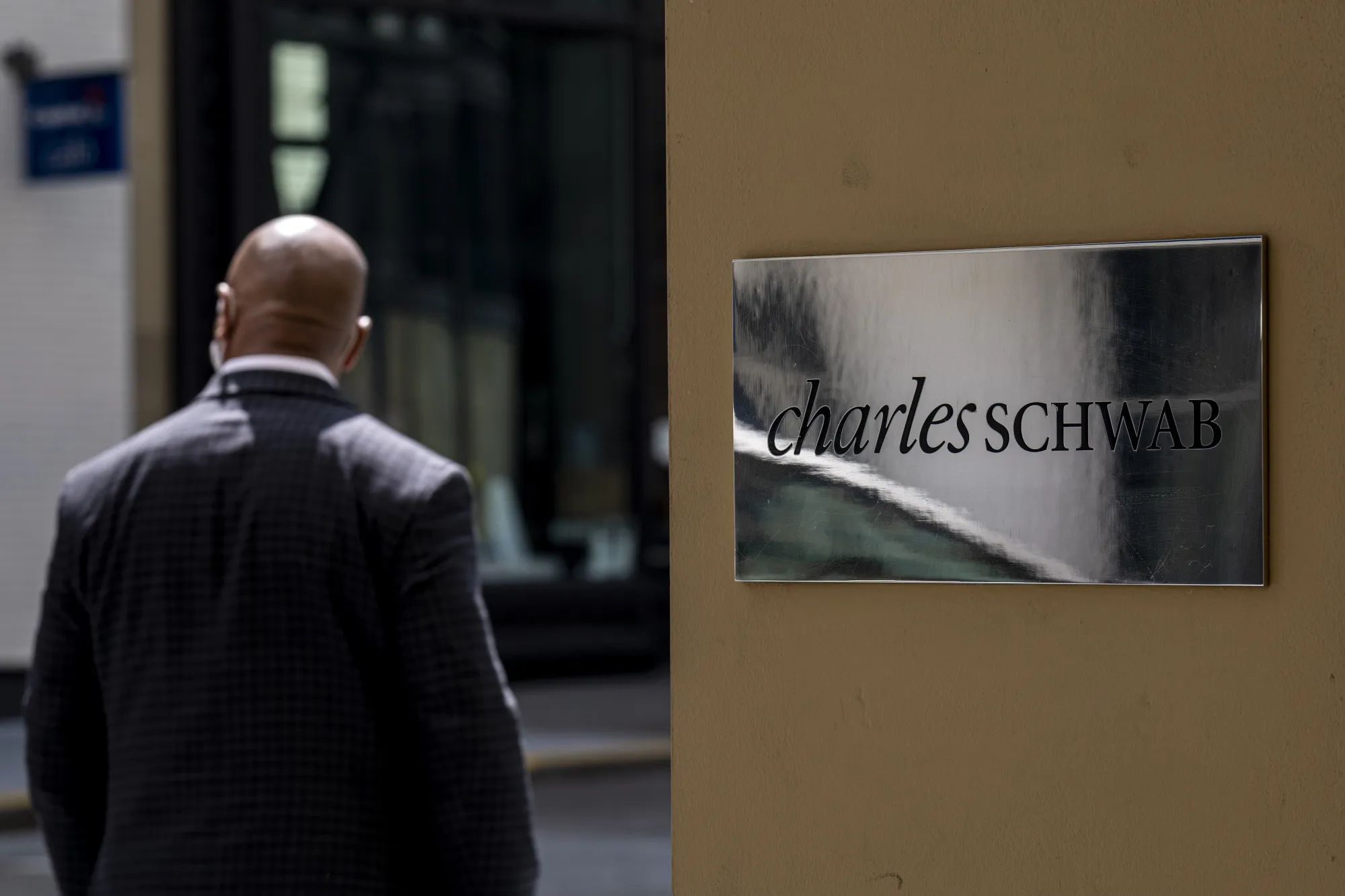 Charles Schwab (SCHW) Raises Pay 5%, Delays Return to Office - Bloomberg