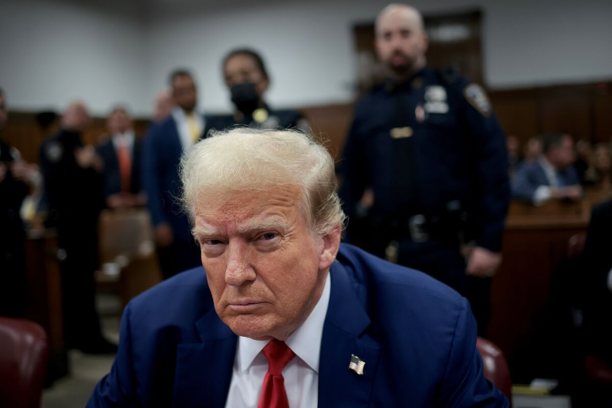 トランプ氏に再び法廷侮辱罪、口止め料巡る刑事裁判でかん口令違反 - Bloomberg