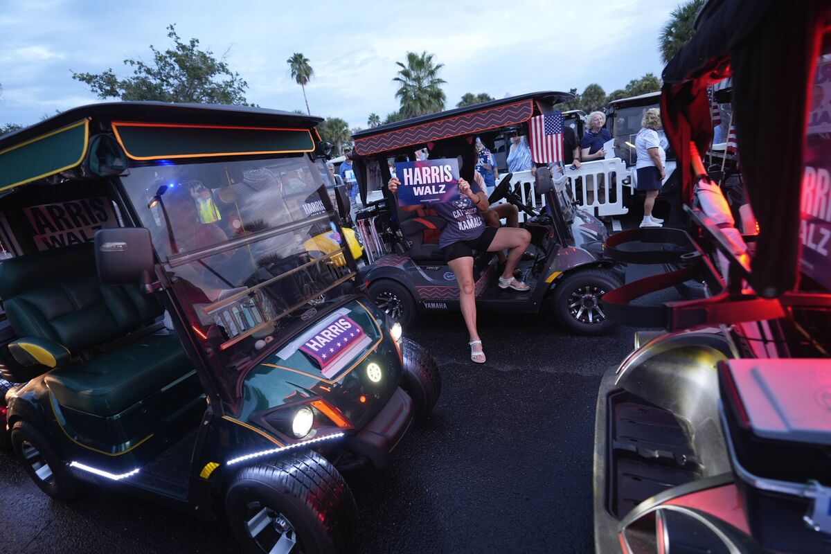 Florida Democrats Try to Win Voters With GolfCart Rallies in Trump Territory Bloomberg