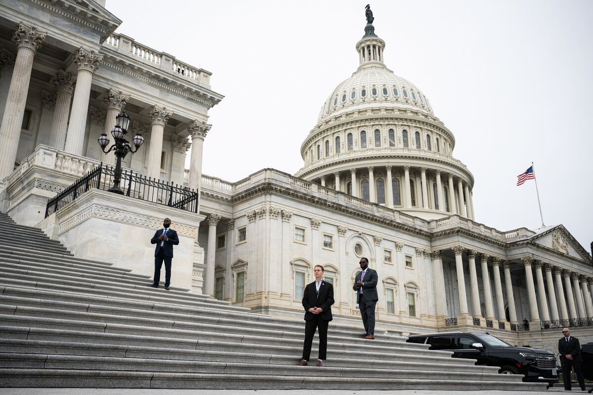 US Government Shutdown Begins With Trump, Democrats at Impasse US Government Shutdown Begins With Trump, Democrats at Impasse