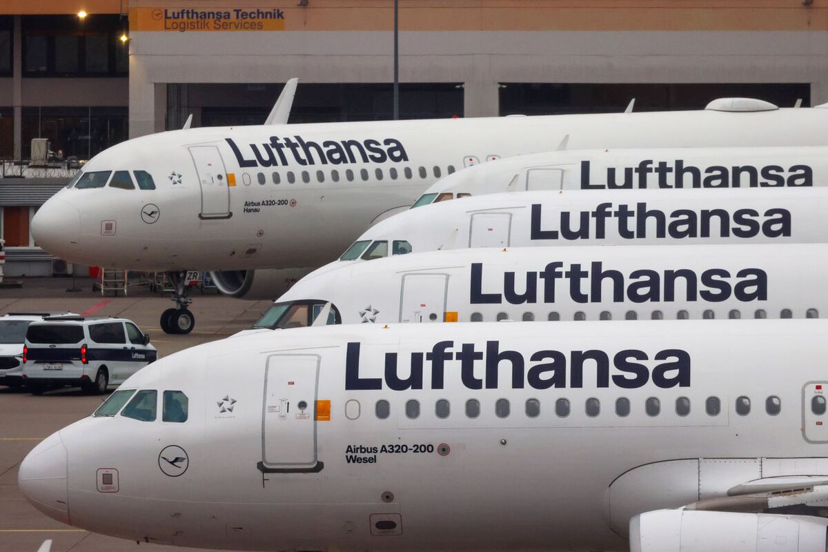 Lufthansa Reports Narrower Loss, Sees Risks from Fuel Supplies