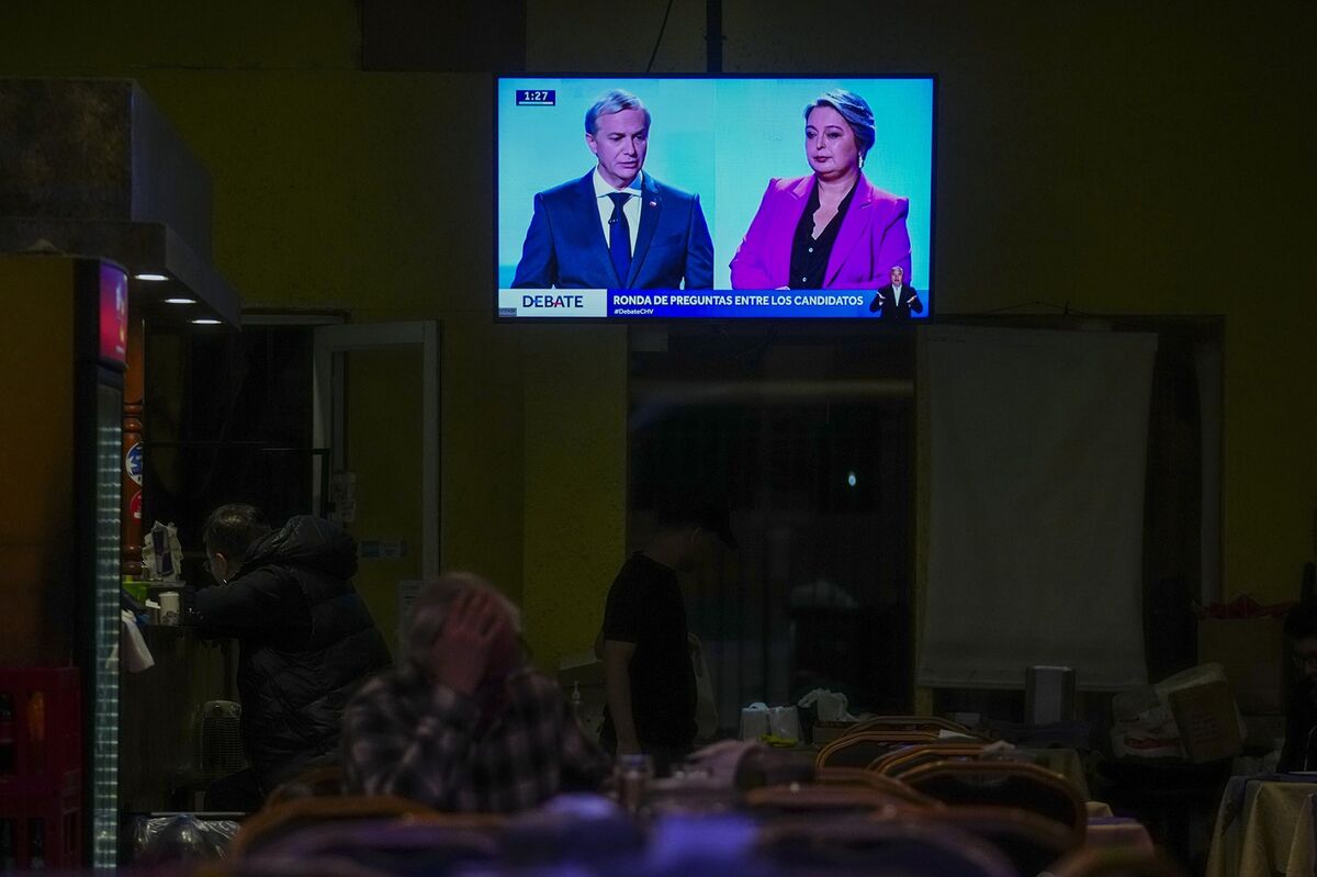 Chile Communist, Right-Winger Spar Over Migrants in Tense Debate