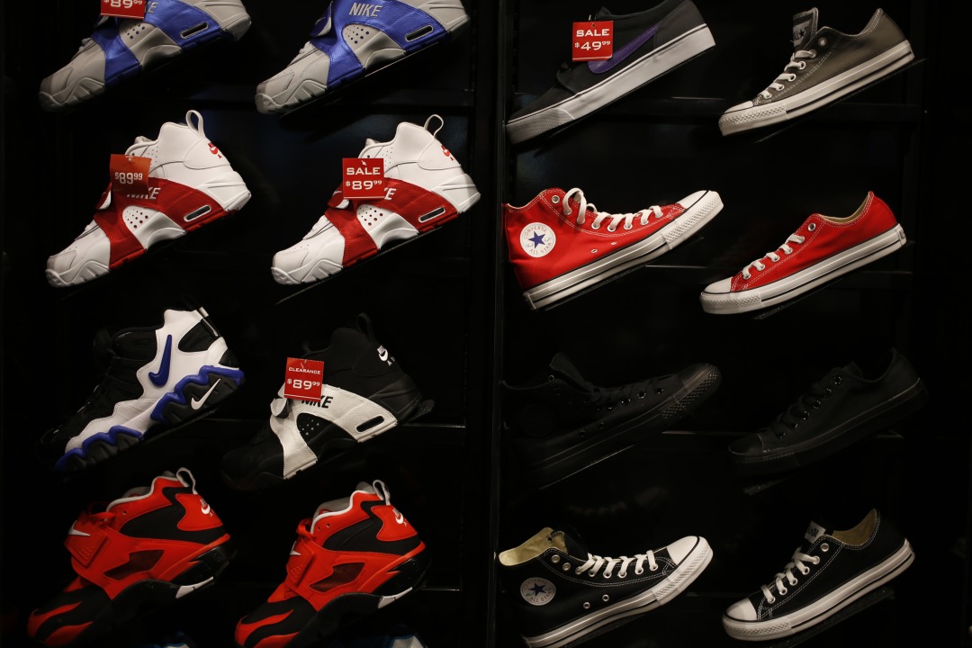 Last Employee To Leave Sneaker Store Wins Shopping Spree! (Footlocker VS  Champs) 