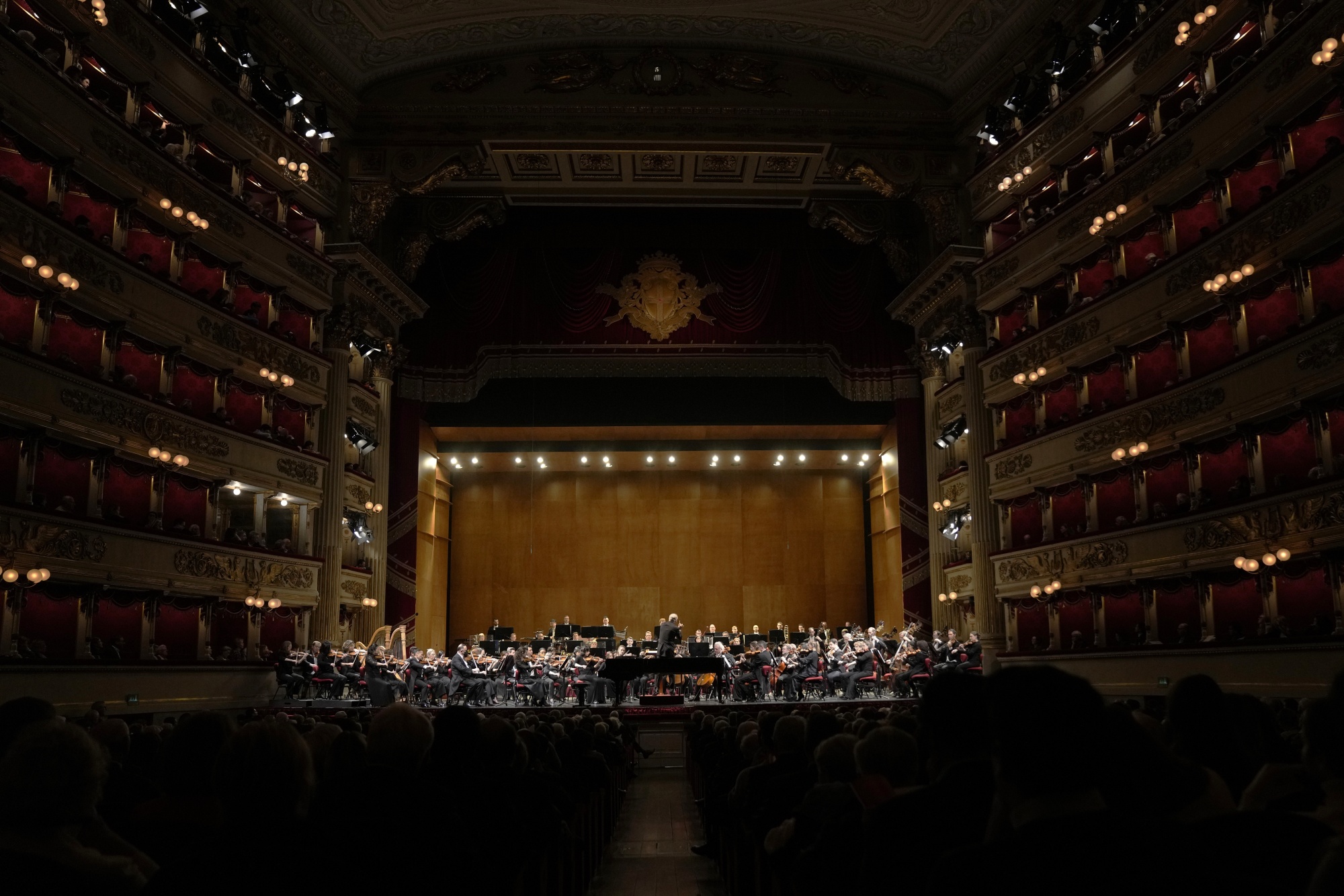 A triumphant return for Italian conductor Noseda as US orchestra receives  rare La Scala ovation - Bloomberg