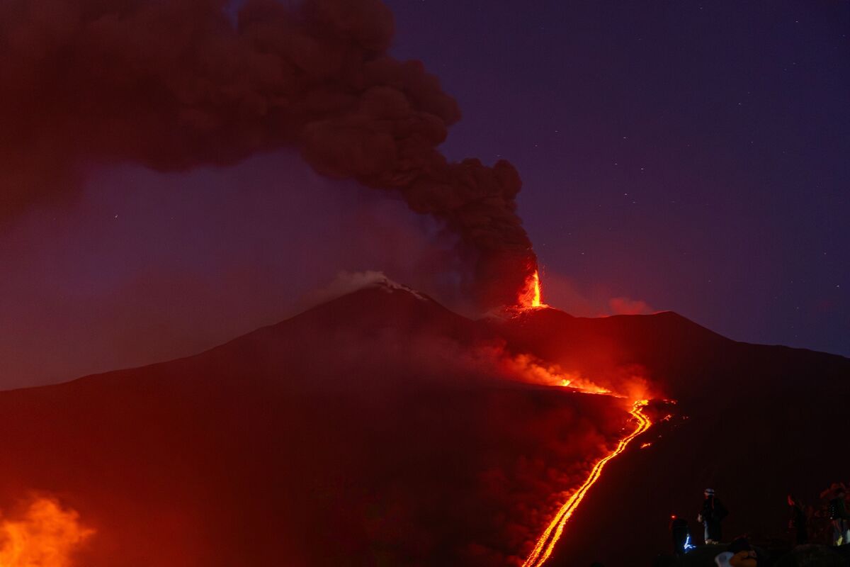 Etna’s Persistent Eruption Disrupts Holiday Travel Across Sicily