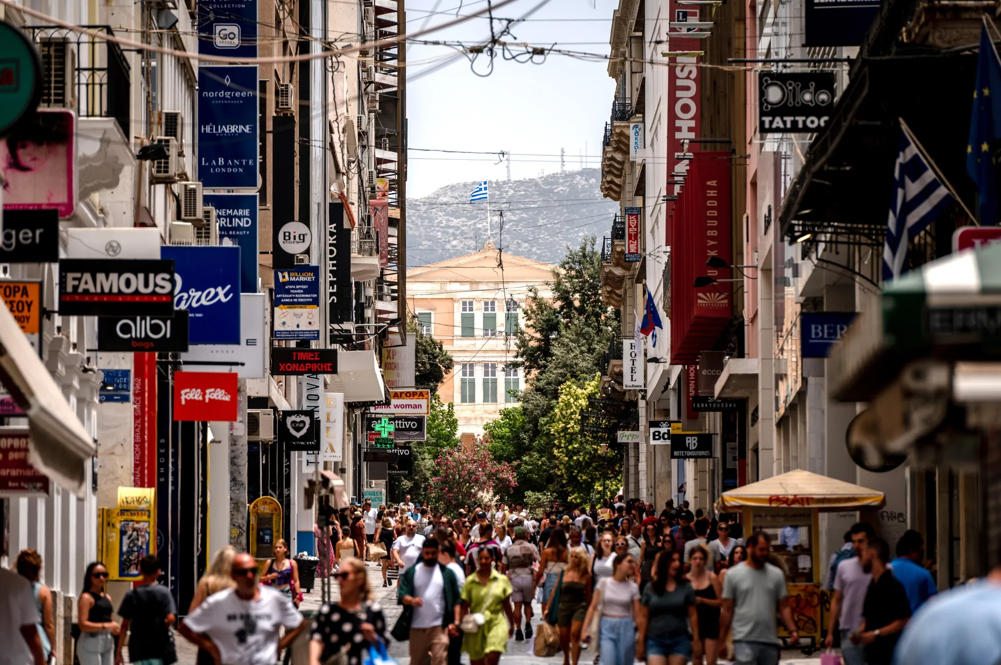 A shopping street during high temperatures in Athens.