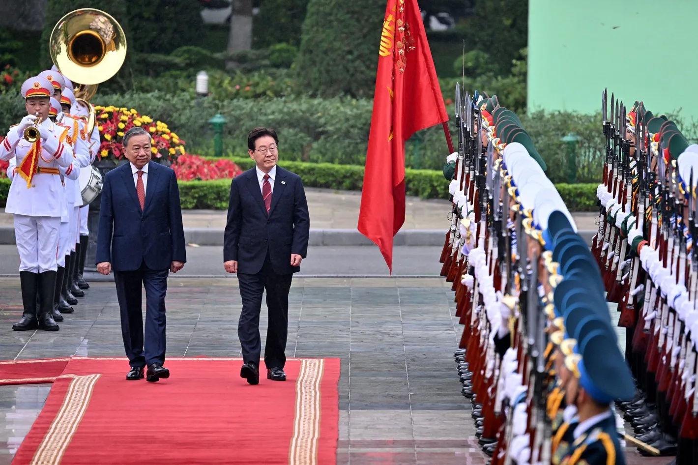 Vietnam's President To Lam, left, and South Korean President Lee Jae Myung review a guard of honor&nbsp;at the presidential palace in Hanoi on April 22.