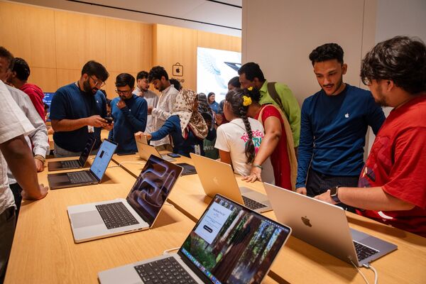 Apple Opens Third Apple Store in India