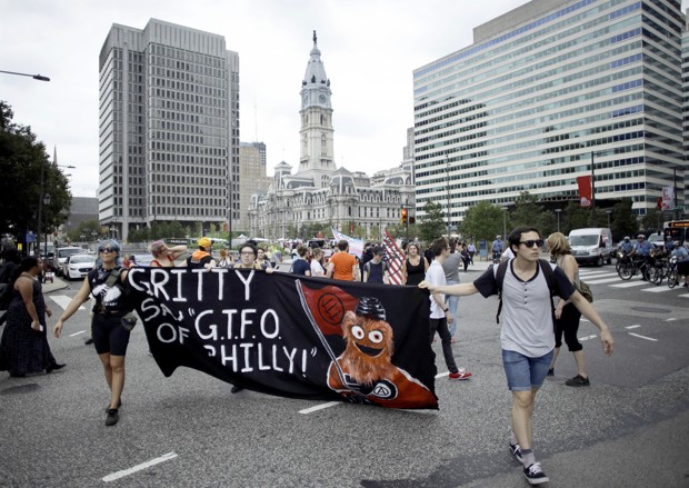 Philadelphia Flyers Mascot Gritty is Terrifying People on Social Media -  Thrillist