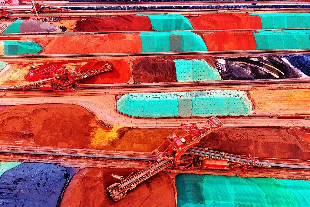 中国、鉄鉱石輸入価格の変動抑制に成功－巨大企業設立から3年 - Bloomberg