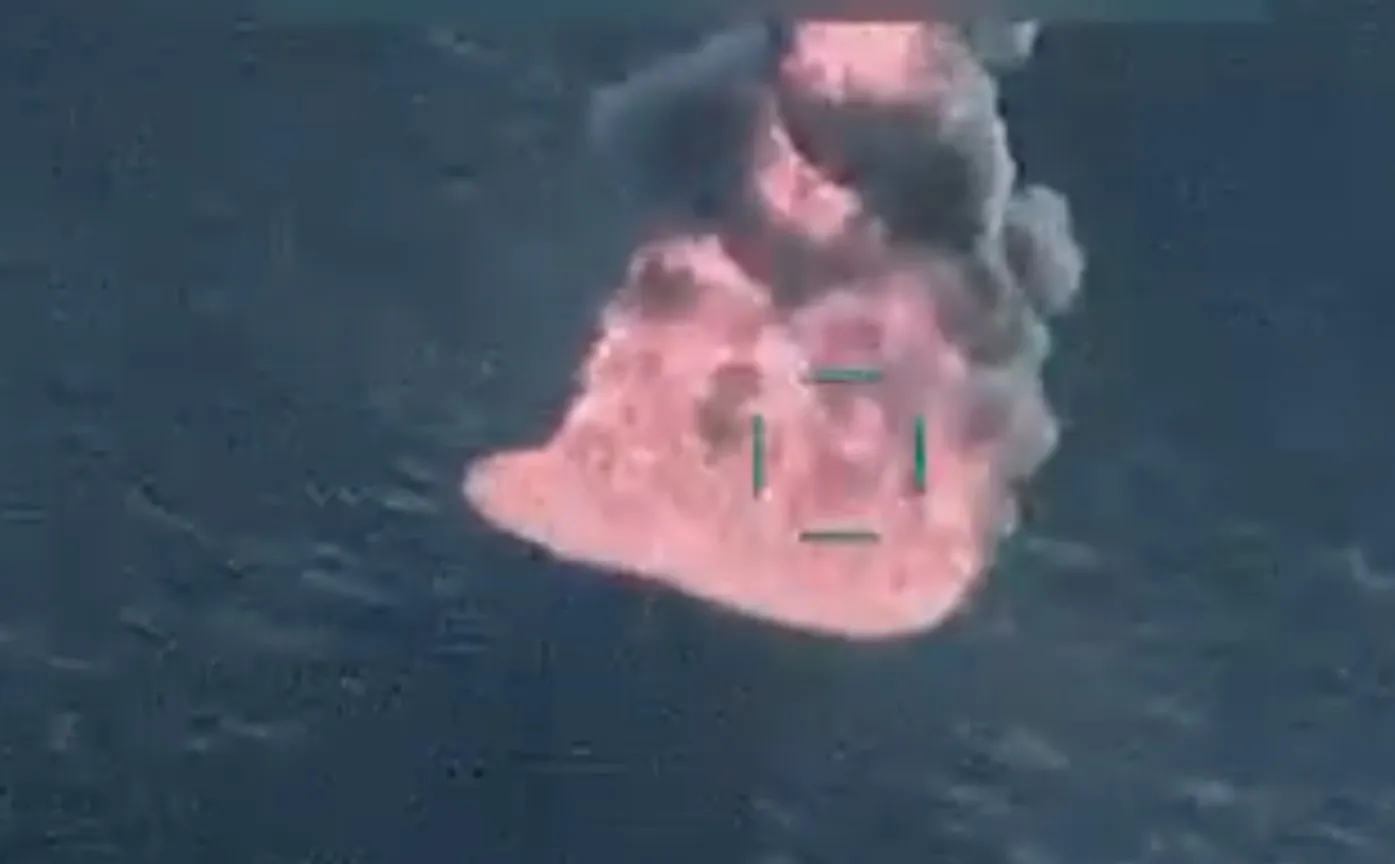 El Ejército estadounidense atacó un barco sospechoso de tráfico de drogas en el océano Pacífico oriental, según una imagen de un vídeo publicado por el secretario de Defensa, Pete Hegseth, en las redes sociales el 28 de octubre.