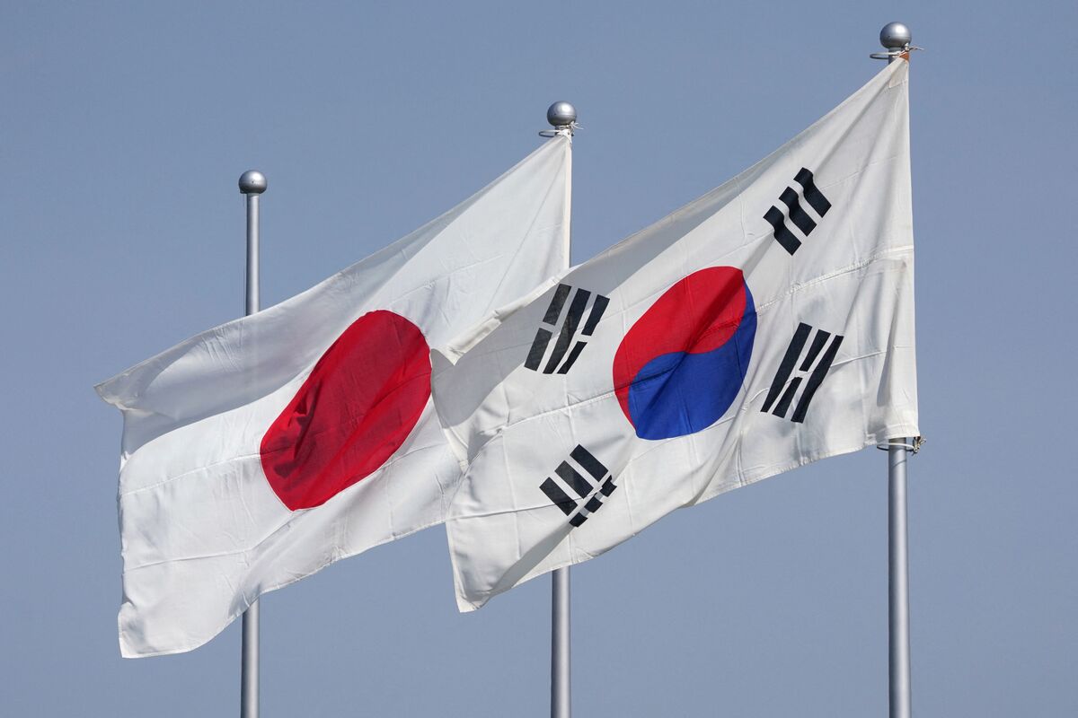 South Korea, Japan Finance Ministers Meet for First Time in Seven Years.