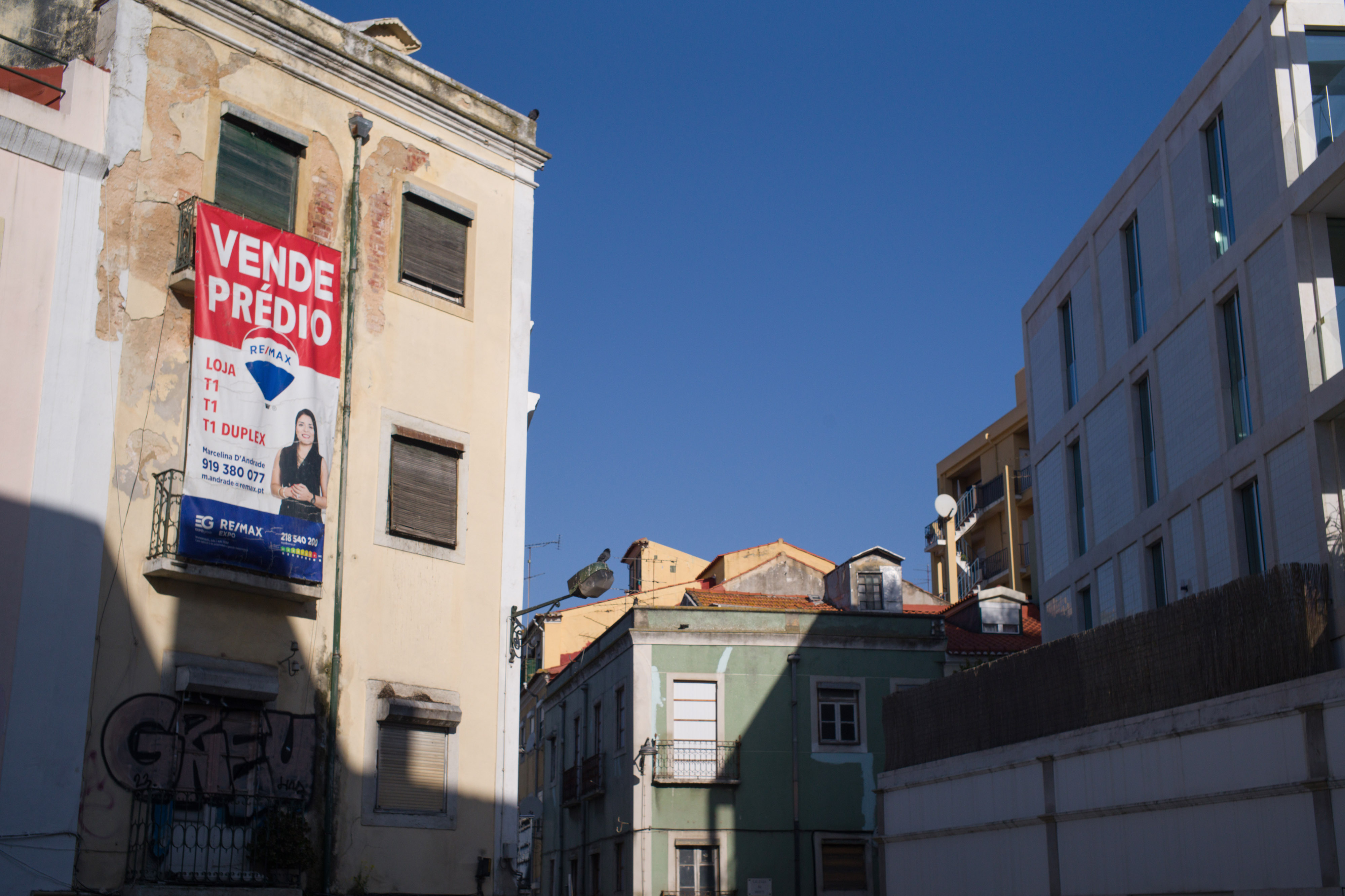 A &quot;For Sale&quot; sign on the exterior of a building in Lisbon, Portugal.