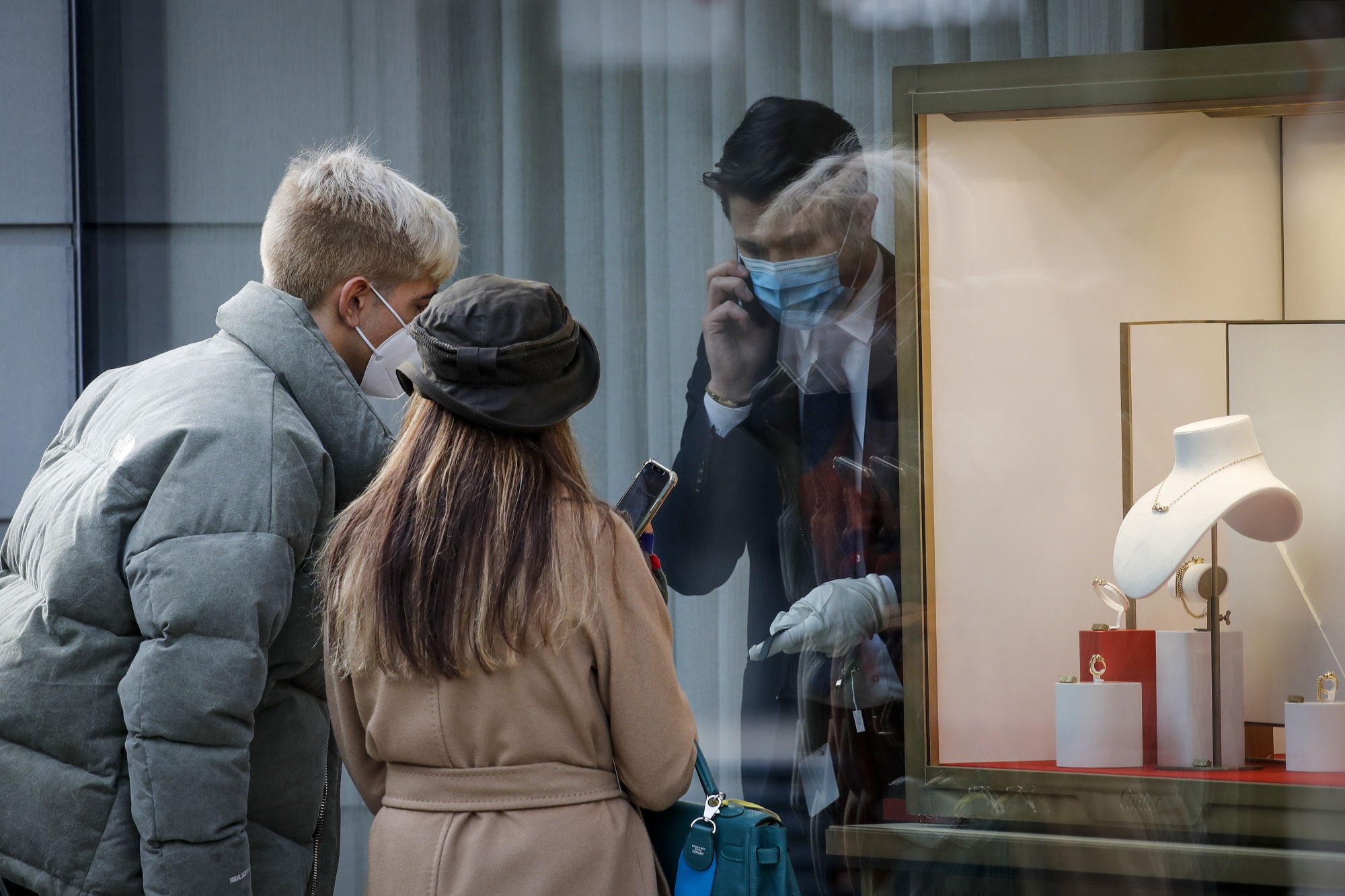 Käufer stöbern in einem geschlossenen Luxus-Juweliergeschäft in Zürich, Schweiz.