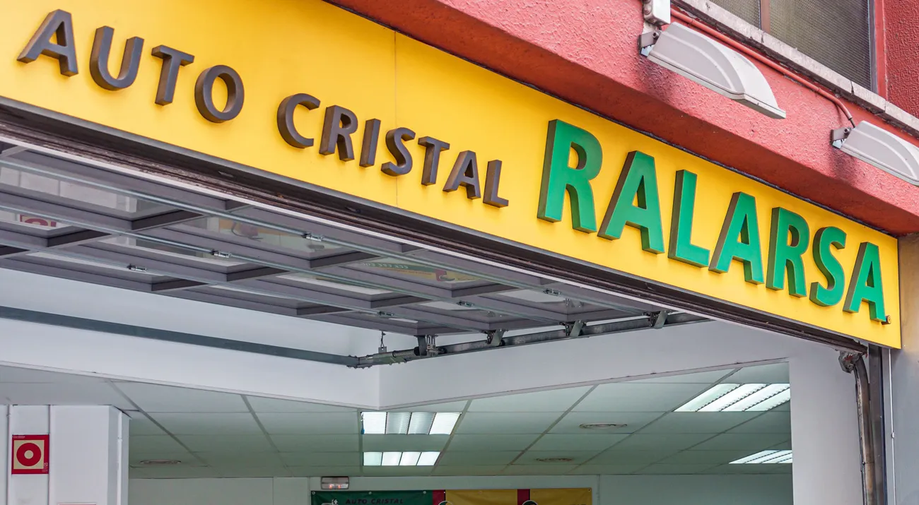 Spain, Barcelona, Auto Cristal Ralarsa, windshield glass repair shop