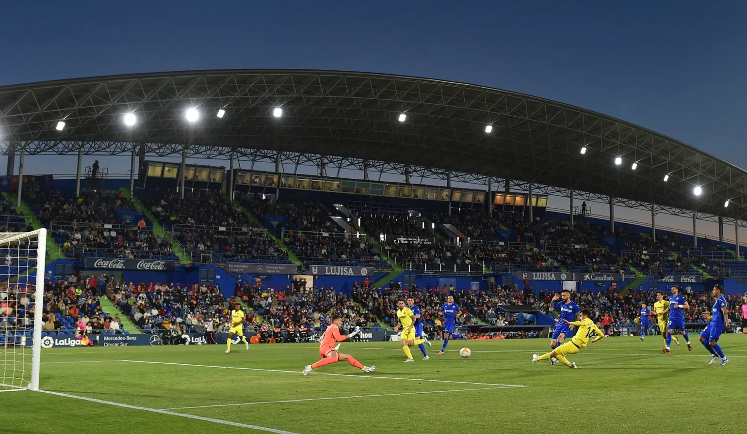 Manu Trigueros of Villarreal scores their side's second goal during the LaLiga match between Getafe CF and Villarreal CF&nbsp;in Getafe, Spain.