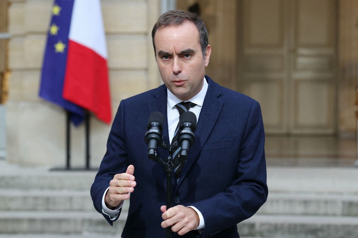 Lecornu Resignation Plunges France Into Political Crisis Again