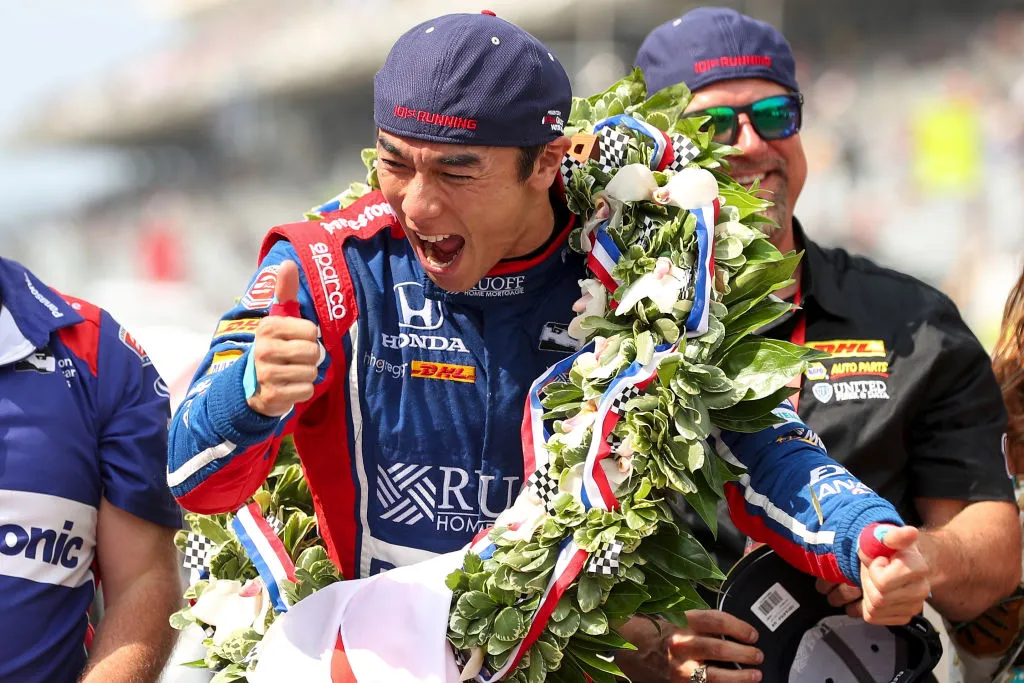 Takuma Sato se toma la leche en la edición 2017 de la Indy 500