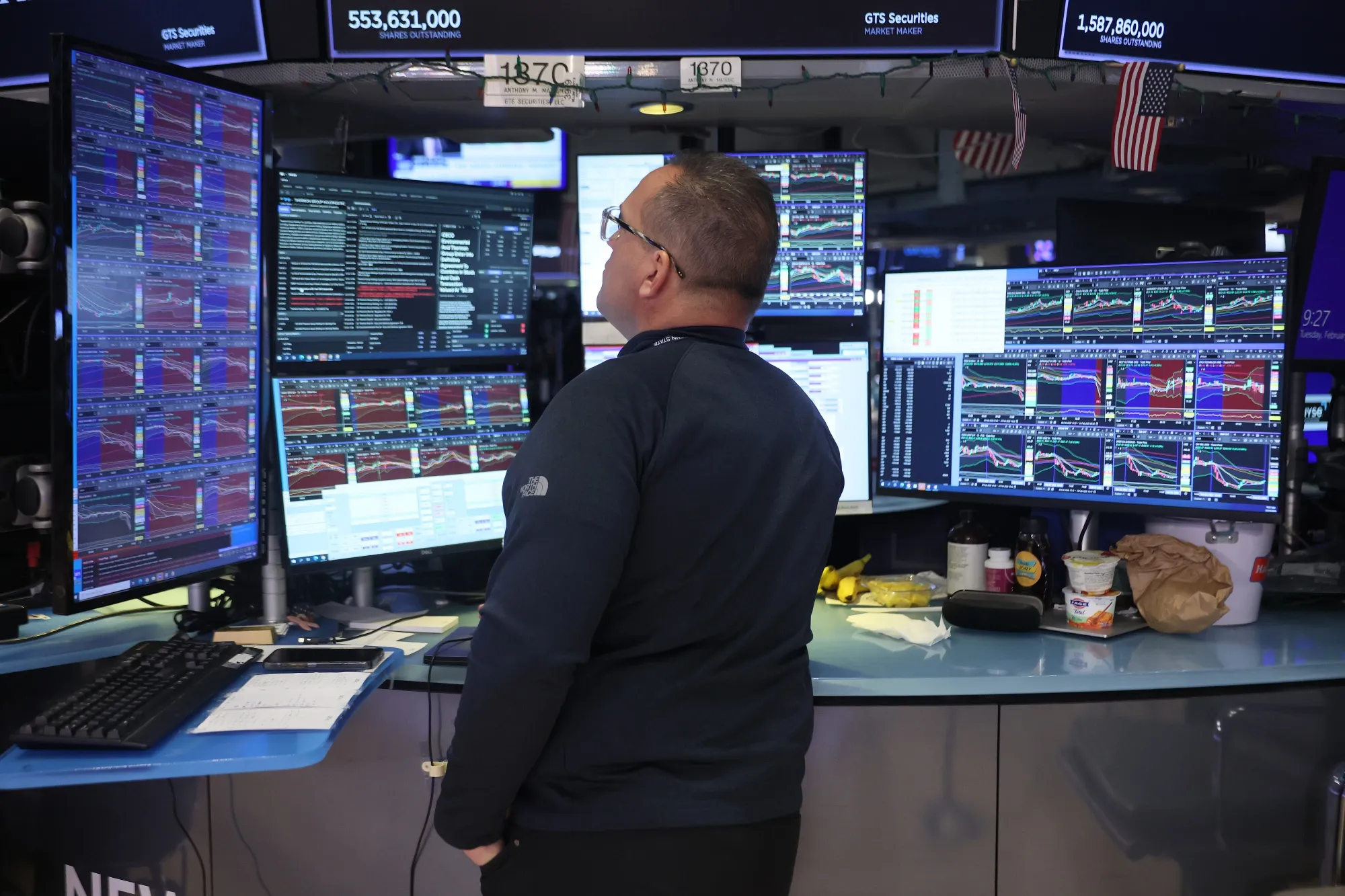 Các nhà giao dịch làm việc trên sàn giao dịch chứng khoán New York.