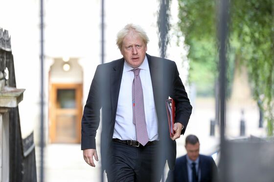 Boris Johnson Said to Plan to Stick With May to Fight for Brexit